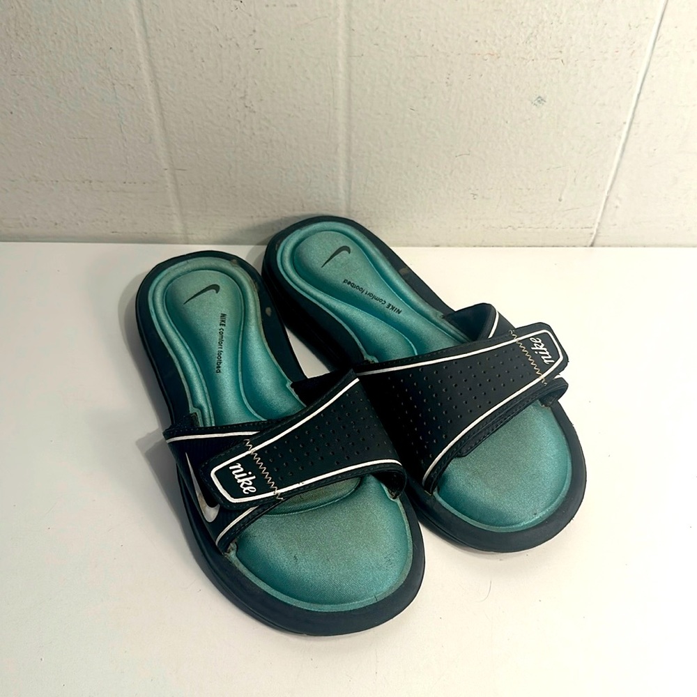 Nike slide  green pre owned good condition sandals slippers summer women’s 5